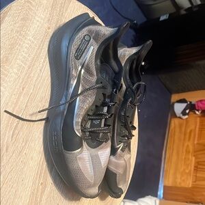 Nike Men's Black and Gray Athletic Shoes